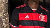 Vídeo: craque português passa férias no Brasil, veste camisa do Flamengo e visita rapper Oruam