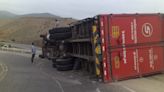 Dos heridos en la volcadura de un camión de encomiendas que ingresaba a Arequipa