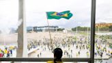Bolsonaristas invadem e vandalizam Planalto, Congresso e STF; Lula decreta intervenção no DF