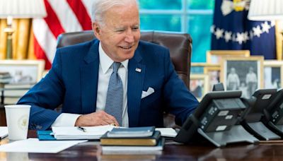 Imputado por 26 delitos un consultor demócrata que suplantó la voz de Biden con IA