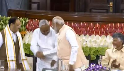 Bihar CM Nitish Kumar Tries To Touch Narendra Modi's Feet [Viral Video]