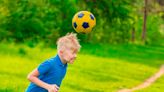 Una drástica medida para mitigar los problemas de salud: Inglaterra prohibirá los cabezazos en el fútbol para los niños menores de 12 años