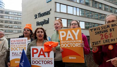 Junior doctors in England vote to accept government pay offer