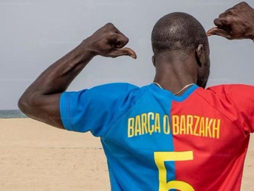 'Barça o Barzakh': los manteros denuncian el drama de la migración forzada y emocionan a Elena Fort