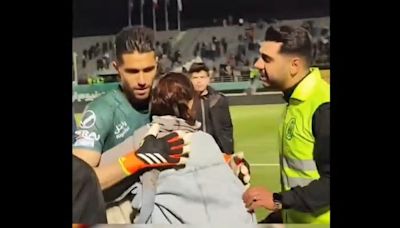 Suspenden a futbolista iraní luego de abrazar a una mujer