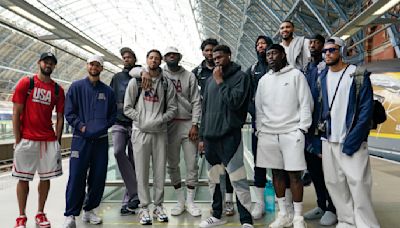 Selección de baloncesto de EE.UU. arriba a Francia antes de su presentación olímpica el domingo