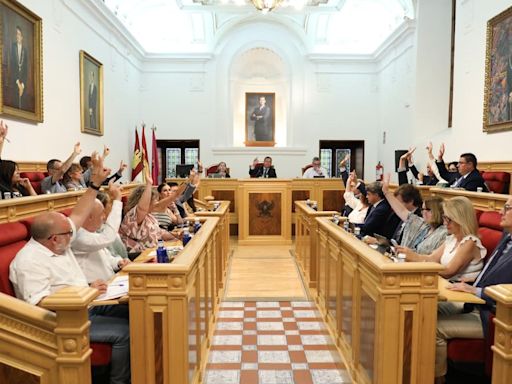 El PP se desmarca de Vox en el Ayuntamiento de Toledo y vota a favor de la solidaridad con los menores no acompañados propuesta por el PSOE