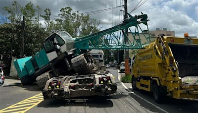 快訊／誇張！拖板車載吊車下坡 過彎滑落險砸對向人車