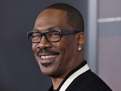 Eddie Murphy Poses for Rare Family Photo With Fiancée and 3 of His Daughters on the Red Carpet