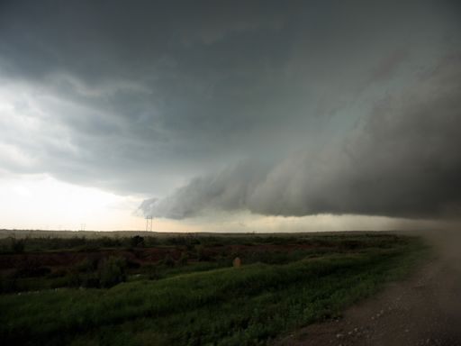 Tornado time-lapse video shows "wild" storm hit Oklahoma