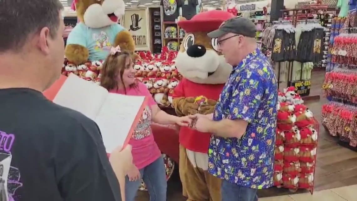 'I pronounce you husband and wife and you may now buy Beaver Nuggets' | Texas couple hold wedding in North Texas Buc-ee's