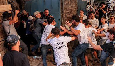 Thousands of Israelis march through Jerusalem, some attacking Palestinians