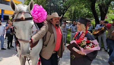 Joven se graduó de la universidad y su papá ¡llegó con caballo!