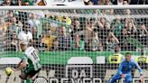 2-1. El Betis sufre para conservar su plaza europea