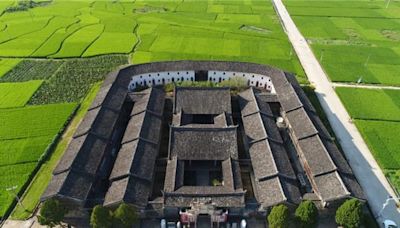 陸「客家第一祠」不堪暴雨侵擊 崩塌現場慘況曝 - 兩岸