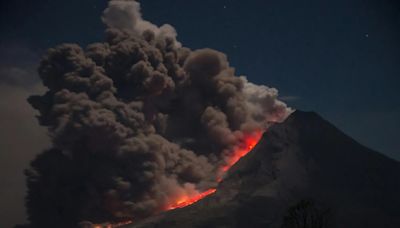 影/噴煙19公里高！印尼魯昂火山凌晨大噴發 警戒急升「最危險等級」