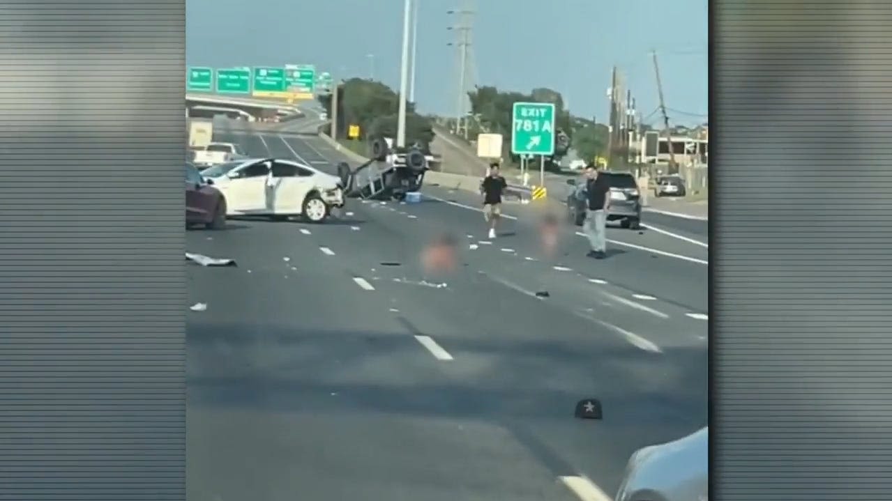 Video shows 2 toddlers in diapers, distraught in the middle of Texas highway after crash