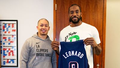 NBA》沒有一絲一毫喜悅！快艇隊「可愛」雷納德接獲美國隊球衣卻一臉尬笑