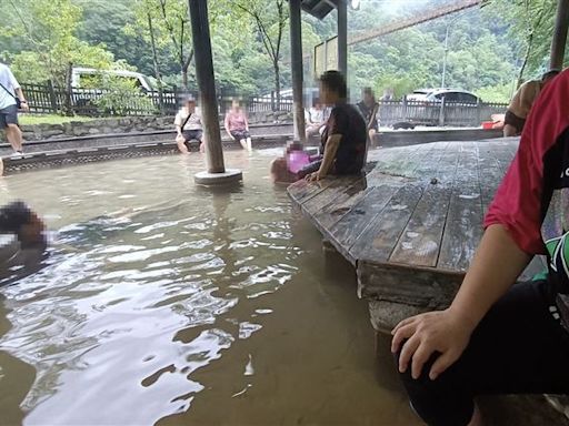 五峰將軍湯「泡腳池」1奇景！「大媽大爺超享受」網大驚喊噁：真的勇者