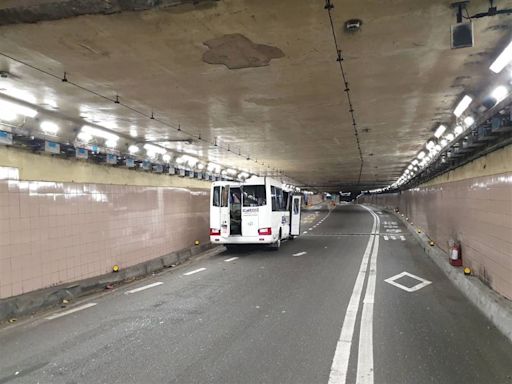 台北基隆路隧道小巴「沒注意限高」車身壓毀變形 3人送醫