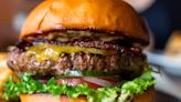 La hamburguesa, un viaje desde Mongolia hasta Nueva York: cómo se convirtió en la comida más popular