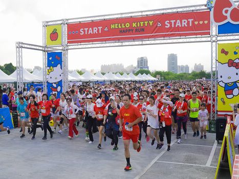 台中中央球場特色路跑 逾4,000名跑友為可愛凱蒂貓慶生 | 蕃新聞