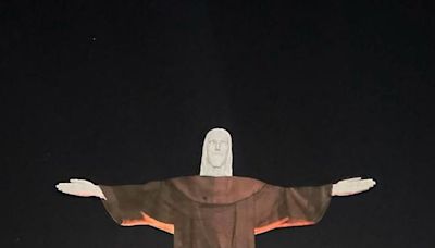 Cristo Redentor é iluminado com as roupas franciscanas de Frei Galvão, 1° santo brasileiro