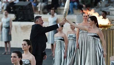 Comité Organizador de París 2024 recibió la llama olímpica en Grecia