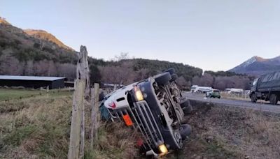 Dos camioneros argentinos murieron en Chile: uno volcó, el otro quiso reanimarlo y tuvo un paro