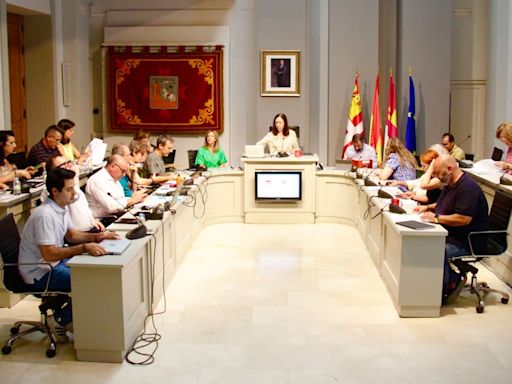 El pleno de Alcázar aprueba los festivos 2025 y renueva la Ayuda a Domicilio