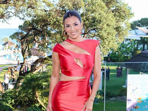 Eva Longoria, fabulosa con un arriesgado vestido rojo de 'cut-outs' en la noche marbellí