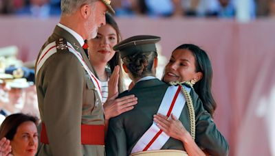 Un experto analiza el significado del curioso abrazo de la reina Letizia a la princesa Leonor en Zaragoza