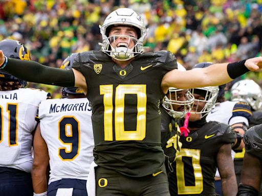 Oregon Football's Bo Nix Named Duck Male Athlete of the Year