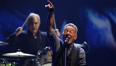 Bruce Springsteen plays loose in hits-packed Syracuse concert (review, setlist, photos)