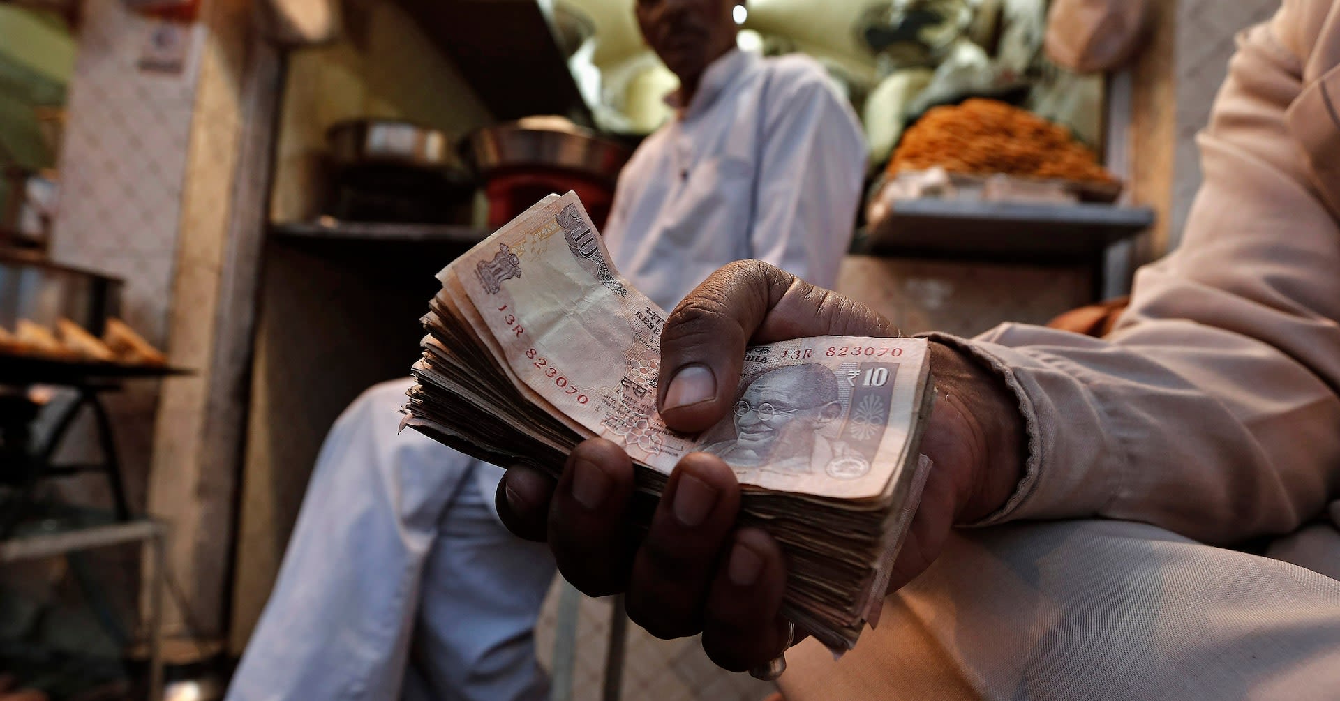 Rupee to count on central bank's help amid portfolio outflows