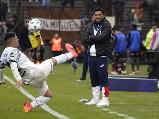 Independiente no le regaló ni una sonrisa a Tevez en su despedida: “Para mí es un día triste porque dejó a los muchachos y me duele"