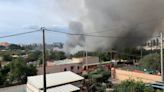 Dotaciones de bomberos trabajan en la extinción de un incendio en una zona de chabolas en un solar de la cuadra Borrialench en Castelló