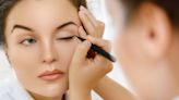 Consigue un efecto lifting natural con este sencillo truco de maquillaje