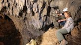 La reina Sofía visita los yacimientos de la sierra de Atapuerca: se sube a un andamio y se relaja en las rocas