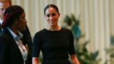 Meghan reaparece con un discreto look 'total black' para apoyar a su marido