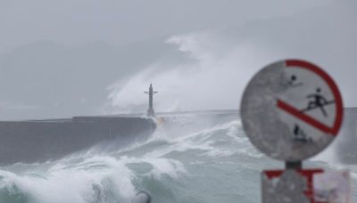 Typhoon Gaemi strengthens as it nears Taiwan, work halted, one dead