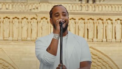 Slimane dévoile le clip "Résister (What about Peace?)", un appel à la paix tourné devant Notre-Dame