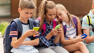 Nueva York podría ser la siguiente gran ciudad de Estados Unidos en prohibir el uso de celulares dentro de las escuelas