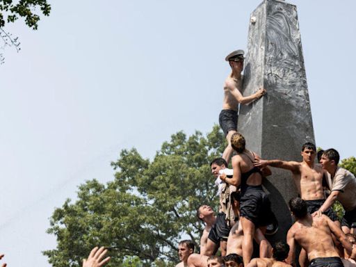 U.S. Naval Academy plebes to cap their first year with greasy, grueling Herndon Climb