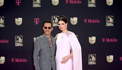 Nadia Ferreira desató suspiros al posar junto a Marc Anthony en un vestido con transparencias - La Opinión