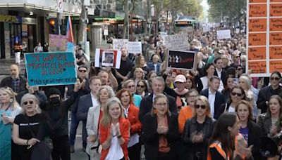 Primer ministro de Australia reconoce "crisis nacional", en medio de protestas por la muerte de 27 mujeres en lo que va de 2024 | El Universal