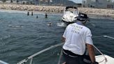 Rescatan una embarcación que había encallado en la playa de la escollera norte de Dénia