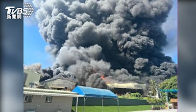 快訊／台南工廠全面燃燒！爆炸聲黑煙罩頂 內存甲醇、甲苯