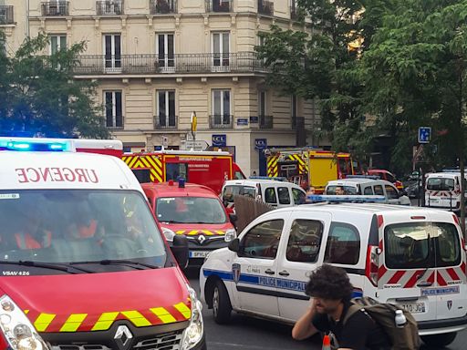 Un muerto y seis heridos por un automóvil que embistió la terraza de un bar en París