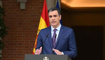 El presidente de España, Pedro Sánchez, anuncia que seguirá al frente del gobierno